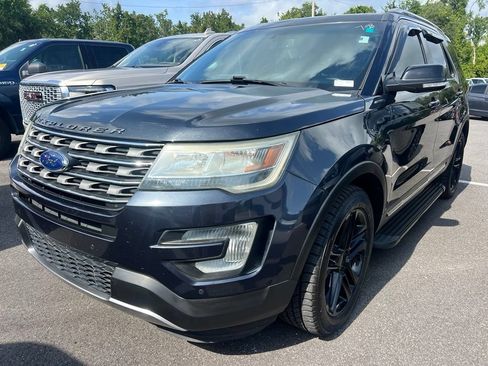 Used 2017 Ford Explorer XLT w/ Equipment Group 202A AWD/4WD image 2