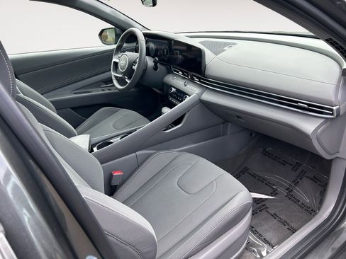 Used 2025 Hyundai Elantra SEL FWD image 26