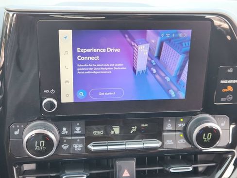 Used 2023 Toyota Highlander XLE FWD image 12