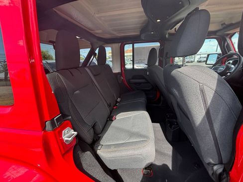 Used 2025 Jeep Wrangler Unlimited Sahara AWD/4WD image 39