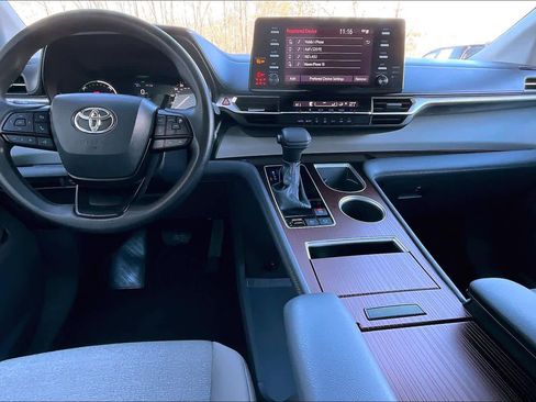 Used 2024 Toyota Sienna LE image 14