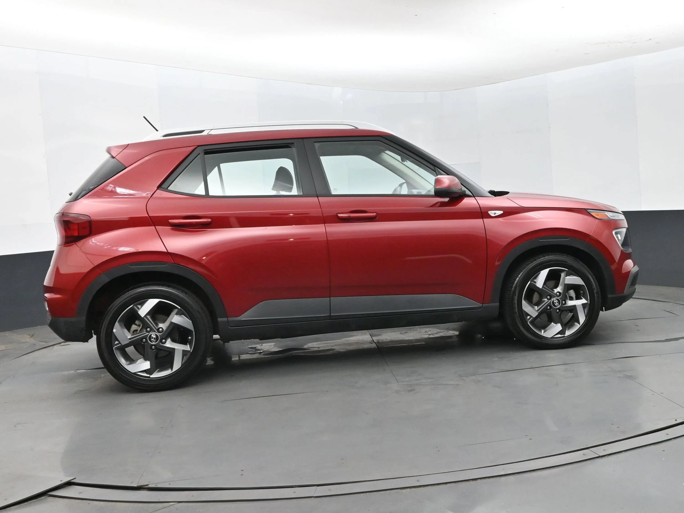 Used 2025 Hyundai Venue Limited FWD image 4