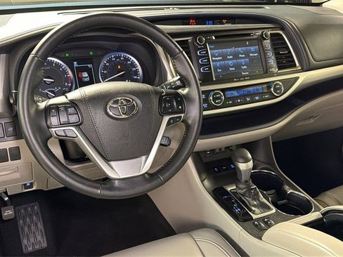 Used 2017 Toyota Highlander XLE image 18