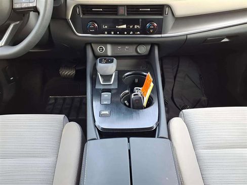 Used 2023 Nissan Rogue SV image 11