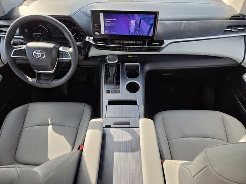 Used 2026 Toyota Sienna XLE FWD image 13