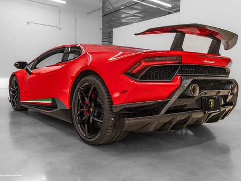 Used 2018 Lamborghini Huracan Performante AWD/4WD image 3