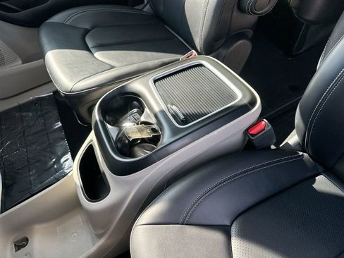 Used 2024 Chrysler Pacifica Touring-L image 20