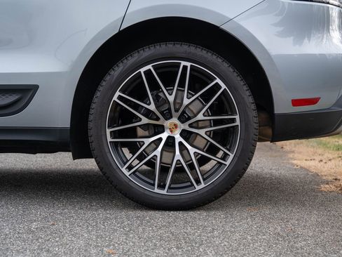 Certified 2025 Porsche Macan image 12