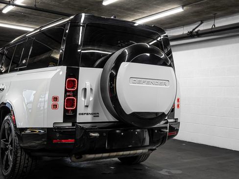 Used 2023 Land Rover Defender 130 X-Dynamic SE image 15