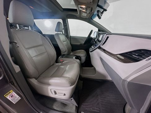 Used 2017 Toyota Sienna XLE Premium FWD image 34
