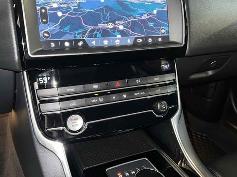 Used 2019 Jaguar XE image 5