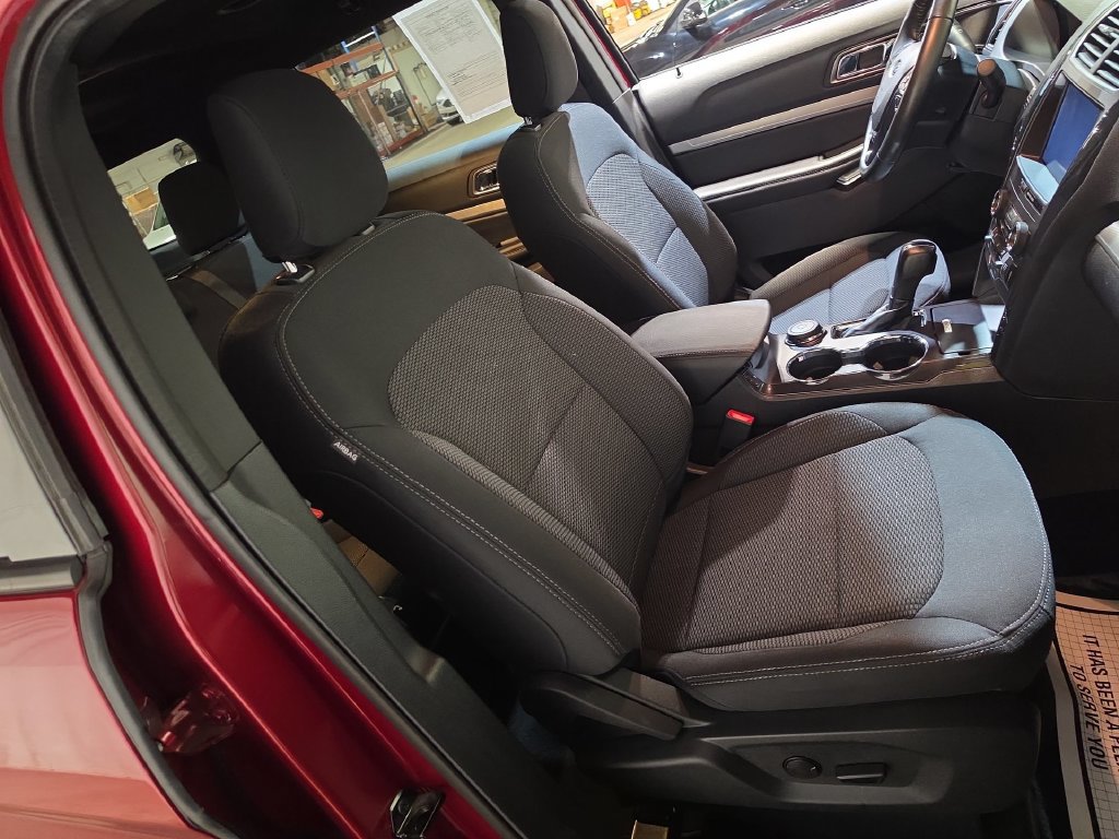 Used 2019 Ford Explorer XLT w/ Equipment Group 201A AWD/4WD image 26