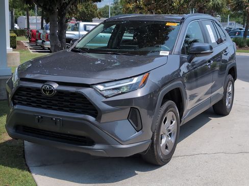 Used 2025 Toyota RAV4 XLE FWD image 5