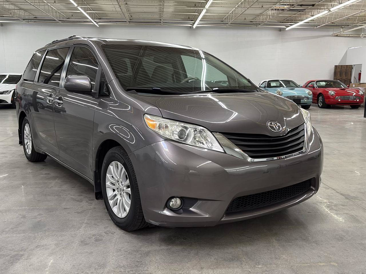 Used 2011 Toyota Sienna XLE w/ Premium Pkg FWD image 4