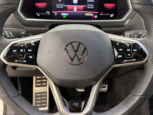 Used 2022 Volkswagen Tiguan SE R-Line AWD/4WD image 11