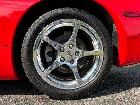 Used 2004 Chevrolet Corvette Coupe w/ Preferred Equipment Group RWD image 37