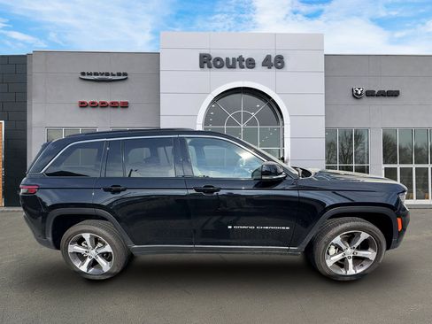 Used 2024 Jeep Grand Cherokee Limited w/ Trailer Tow Package AWD/4WD image 6