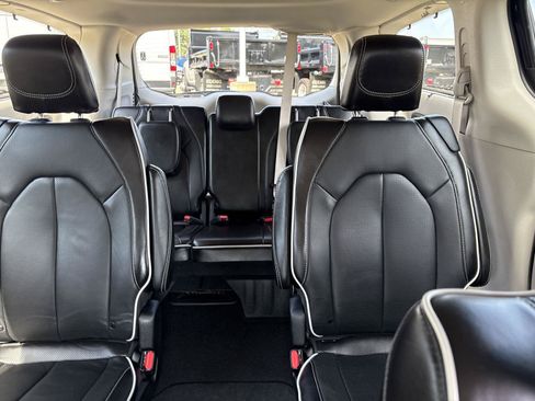 Used 2024 Chrysler Pacifica Limited FWD image 27