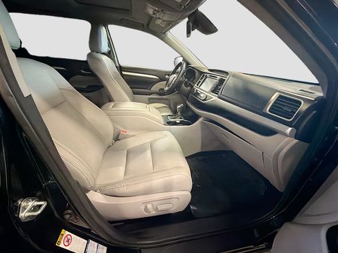 Used 2017 Toyota Highlander XLE AWD/4WD image 34