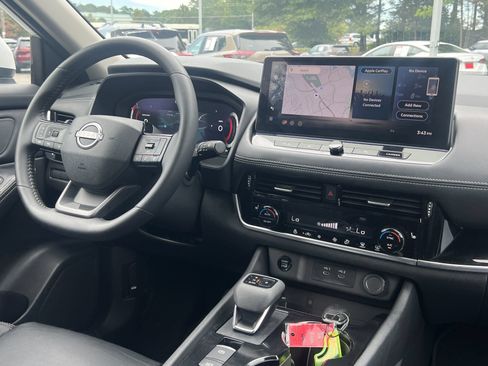 Certified 2026 Nissan Rogue SL FWD image 4