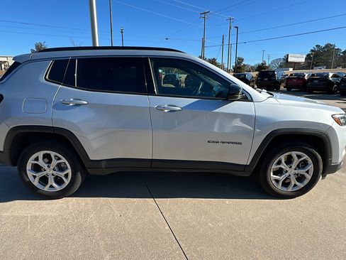 Used 2024 Jeep Compass Latitude image 7