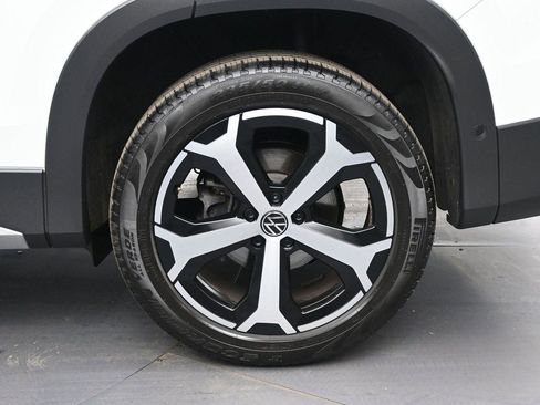 Used 2025 Volkswagen Tiguan SE AWD/4WD image 12