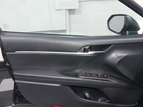 Used 2021 Toyota Camry SE w/ Cold Weather Package image 18