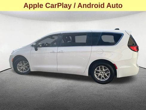 Used 2025 Chrysler Pacifica Select image 6