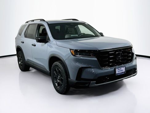 Used 2023 Honda Pilot TrailSport image 3