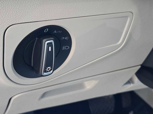 Used 2023 Volkswagen Tiguan SE w/ Panoramic Sunroof Package image 38