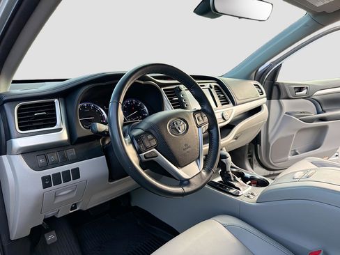 Used 2017 Toyota Highlander XLE AWD/4WD image 4