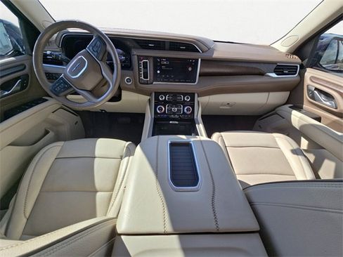Used 2022 GMC Yukon Denali w/ Denali Premium Package image 10