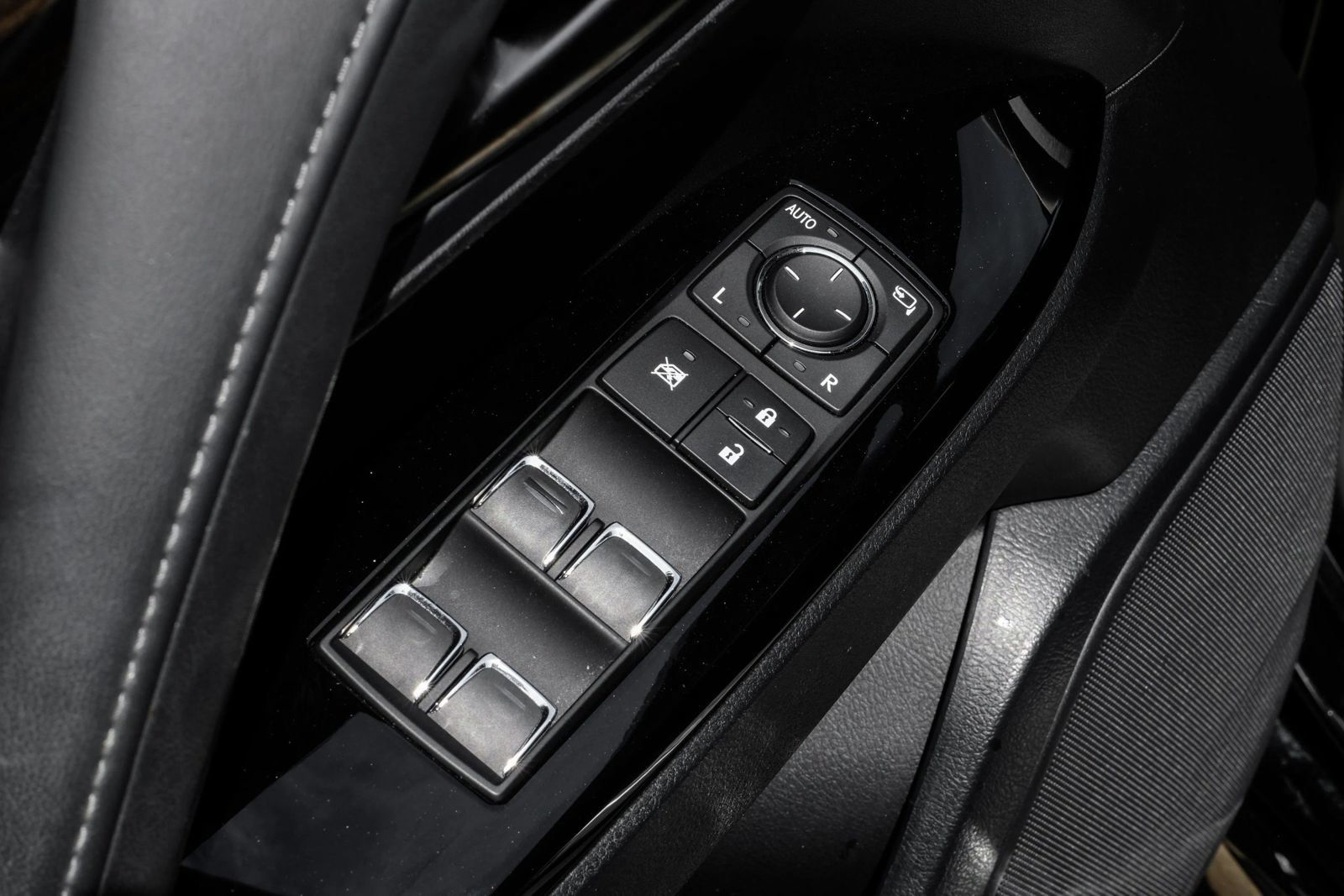 Used 2021 Lexus LX 570 4WD w/ Luxury Package image 40