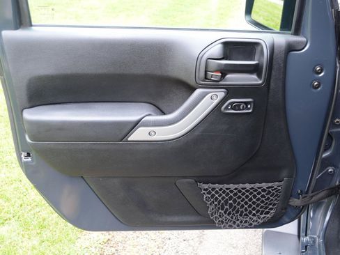 Used 2018 Jeep Wrangler Unlimited Sahara w/ Connectivity Group AWD/4WD image 19
