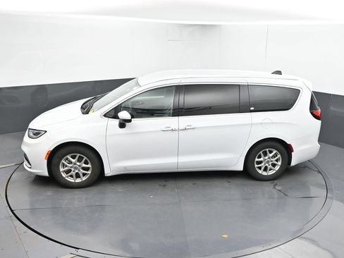 Used 2023 Chrysler Pacifica Touring-L FWD image 36