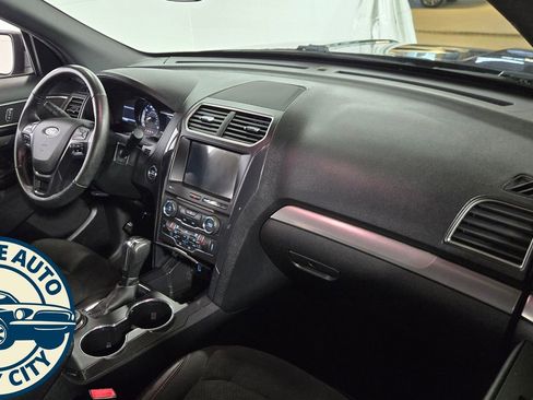 Used 2018 Ford Explorer XLT w/ Equipment Group 202A AWD/4WD image 39