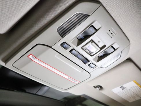 Used 2022 Toyota Highlander XLE image 33