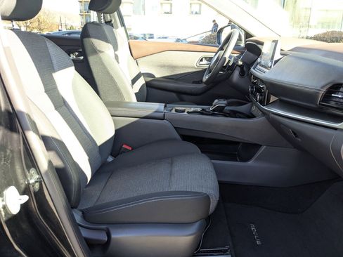 Used 2021 Nissan Rogue SV image 30