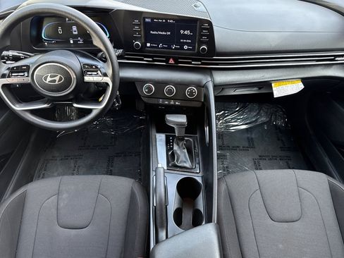 Used 2024 Hyundai Elantra SE image 13