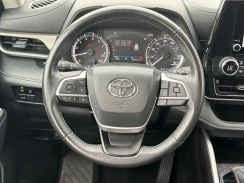 Used 2025 Toyota Highlander LE image 16