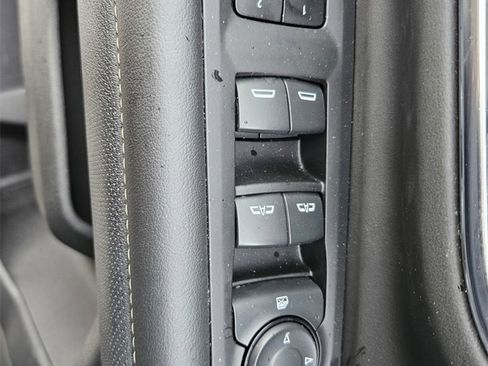 Used 2024 GMC Yukon SLT image 11