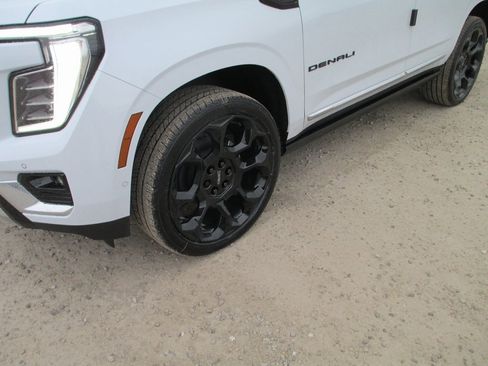 New 2026 GMC Yukon Denali w/ Denali Reserve Package image 10