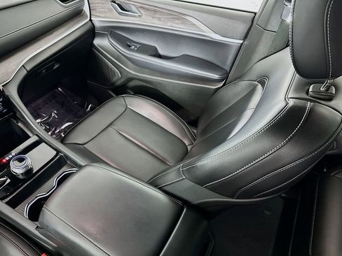 Used 2024 Jeep Grand Cherokee Limited w/ Black Appearance Package image 24