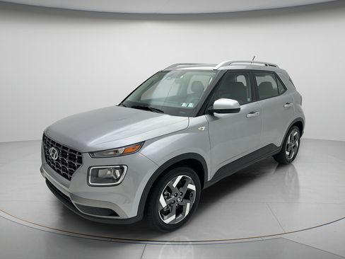 Used 2025 Hyundai Venue SEL FWD image 3