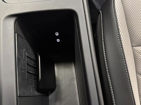 Used 2025 Volkswagen Tiguan SE image 31