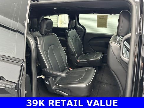 Used 2025 Chrysler Pacifica Limited image 17