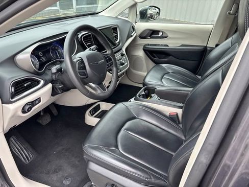Used 2023 Chrysler Pacifica Touring-L FWD image 17