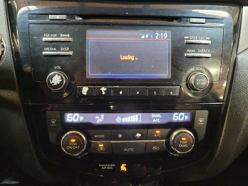 Used 2016 Nissan Rogue SV image 25