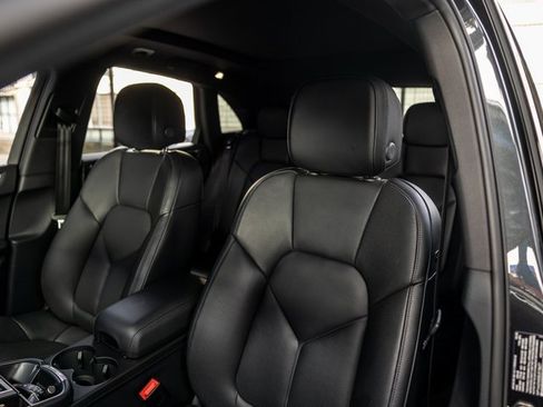 Certified 2025 Porsche Macan image 5