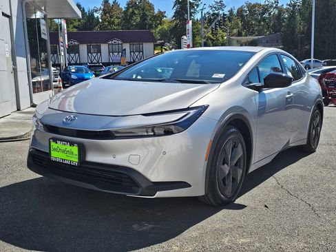 Used 2027 Toyota Prius LE FWD image 3